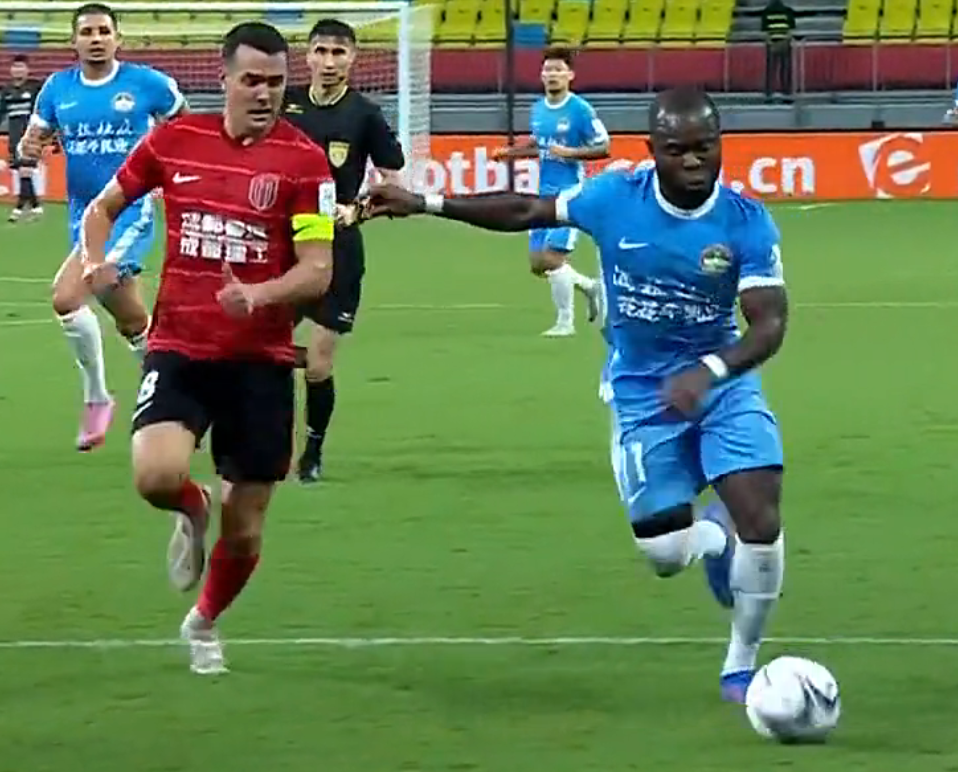 海牛逼平, 成都在中超, src