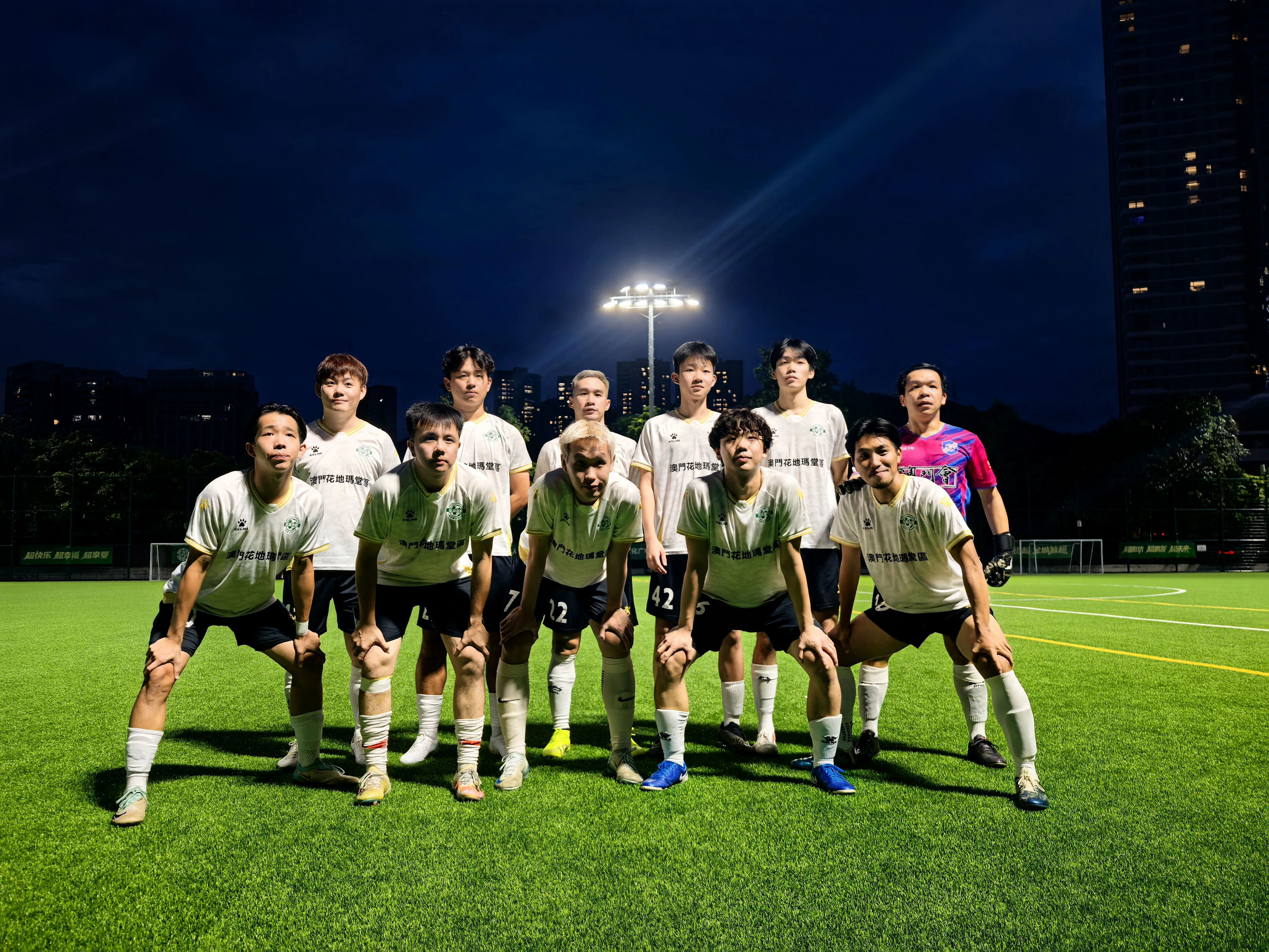 球诞生, 深圳街超在 球诞生, 深圳街超在